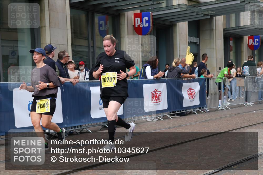 13.09.2026 - 21. swb-Marathon Bremen Strokosch-Dieckow http://msf.ph/oto/10345627 13.09.2026 11:09:39 Ziel 10299, 10435, 10645, 10737, 10751, 11119, 11383, 11437, 11441, 12207, 12449, 10234, 10386, 10417, 10424, 10556, 10664, 10694, 10696, 10712, 10769, 10785, 10823, 10981, 10990, 10991, 11192, 11225, 11882, 11883, 11914, 11915, 11937, 11995, 12322, 12409, 12474, 12532, 13607 meine-sportfotos.de
