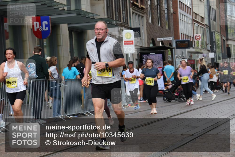 13.09.2026 - 21. swb-Marathon Bremen Strokosch-Dieckow http://msf.ph/oto/10345639 13.09.2026 11:09:40 Ziel 10299, 10435, 10645, 10737, 10751, 11119, 11383, 11437, 11441, 12207, 12449, 10234, 10386, 10417, 10424, 10556, 10664, 10694, 10696, 10712, 10769, 10785, 10823, 10981, 10990, 10991, 11192, 11225, 11882, 11883, 11914, 11915, 11937, 11995, 12322, 12409, 12474, 12532 meine-sportfotos.de