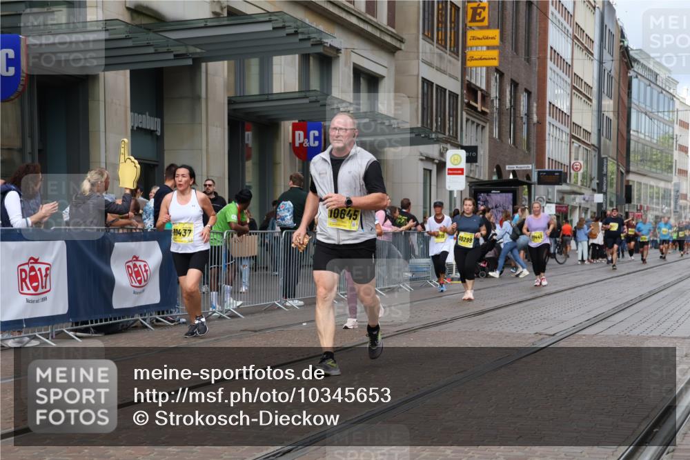 13.09.2026 - 21. swb-Marathon Bremen Strokosch-Dieckow http://msf.ph/oto/10345653 13.09.2026 11:09:41 Ziel 10299, 10435, 10645, 10737, 10751, 11119, 11383, 11437, 11441, 11933, 12117, 12207, 12449, 10234, 10386, 10417, 10424, 10556, 10696, 10712, 10769, 10785, 10823, 10981, 10990, 10991, 11192, 11225, 11882, 11883, 11914, 11937, 11995, 12322, 12409, 12474, 12532 meine-sportfotos.de