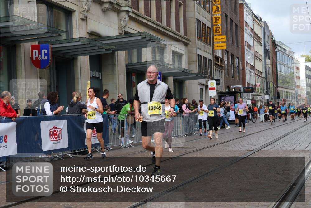 13.09.2026 - 21. swb-Marathon Bremen Strokosch-Dieckow http://msf.ph/oto/10345667 13.09.2026 11:09:41 Ziel 10299, 10435, 10645, 10737, 10751, 11119, 11383, 11437, 11441, 11933, 12117, 12207, 12449, 10234, 10386, 10417, 10424, 10556, 10696, 10712, 10769, 10785, 10823, 10981, 10990, 10991, 11192, 11225, 11882, 11883, 11914, 11937, 11995, 12322, 12409, 12474, 12532 meine-sportfotos.de