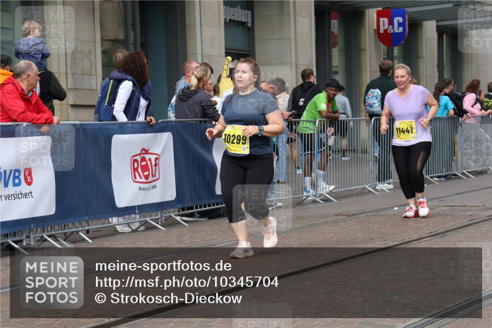 13.09.2026 - 21. swb-Marathon Bremen Strokosch-Dieckow http://msf.ph/oto/10345704 13.09.2026 11:09:46 Ziel 10299, 10435, 10751, 10963, 11119, 11383, 11437, 11441, 11732, 11933, 12117, 12207, 12293, 10234, 10386, 10417, 10424, 10645, 10696, 10712, 10737, 10785, 10981, 10990, 10991, 11192, 11225, 11937, 12409, 12449, 12474, 12532 meine-sportfotos.de