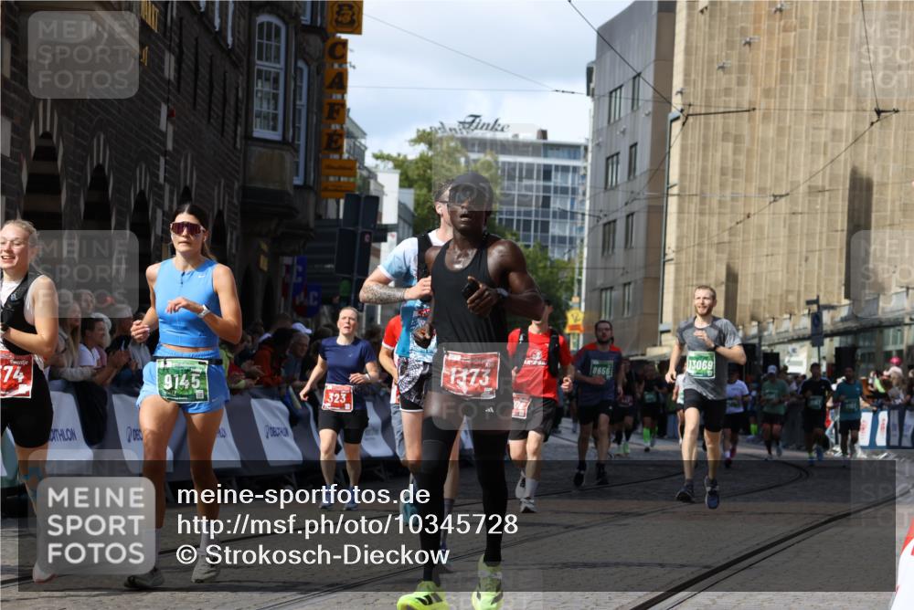13.09.2026 - 21. swb-Marathon Bremen Strokosch-Dieckow http://msf.ph/oto/10345728 13.09.2026 13:27:55 Ziel 323, 593, 857, 940, 1006, 1373, 1574, 1932, 2345, 2668, 2686, 3013, 3460, 3521, 3970, 4421, 4496, 4593, 5081, 5220, 5290, 5358, 5557, 5616, 6067, 6306, 7110, 7358, 9727, 1343, 3480, 5360, 7926, 8188, 8656, 9145, 9167, 9168, 9543, 9881, 13069 meine-sportfotos.de