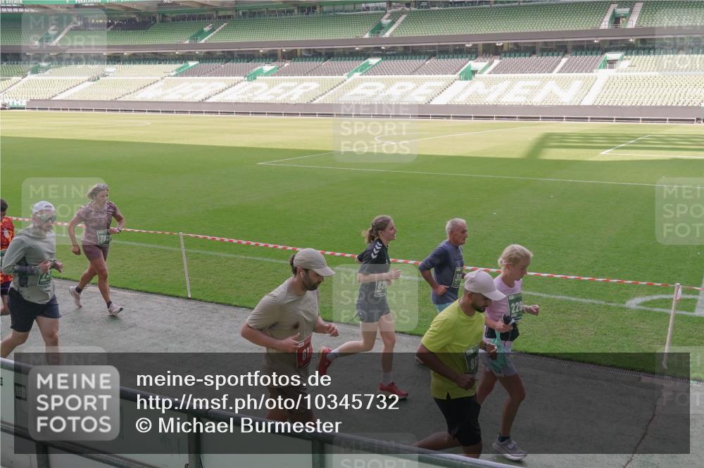 13.09.2026 - 21. swb-Marathon Bremen Michael Burmester http://msf.ph/oto/10345732 13.09.2026 13:33:05 Laufen im Stadion 155, 344, 350, 386, 428, 490, 594, 617, 690, 765, 786, 787, 1001, 1051, 1098, 1133, 1142, 1292, 1326, 1377, 1427, 1557, 1591, 1592, 1661, 1760, 1801, 1869, 1897, 1923, 1996, 2077, 2132, 2226, 2230, 2231, 2253, 2270, 2274, 2320, 2344, 2374, 2399, 2400, 2456, 2479, 2514, 2515, 2523, 2539, 2543, 2556, 2616, 2630, 2649, 2718, 2757, 2769, 2787, 2848, 2945, 2982, 3014, 3140, 3223, 3350, 3379, 3443, 3503, 3572, 3577, 3601, 3614, 3644, 3736, 3746, 3797, 3875, 3901, 3911, 3952 meine-sportfotos.de