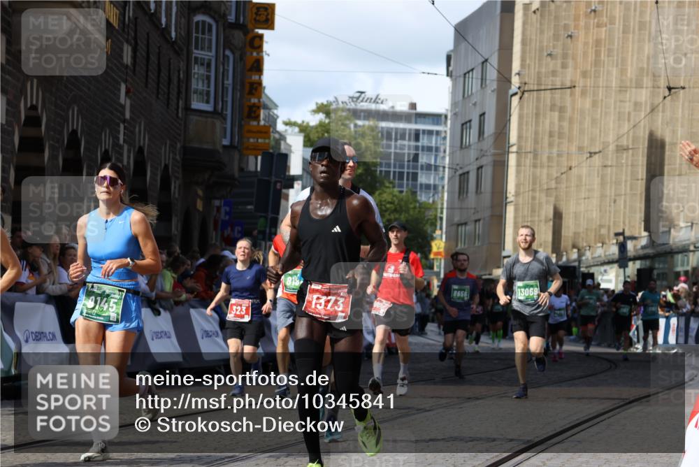 13.09.2026 - 21. swb-Marathon Bremen Strokosch-Dieckow http://msf.ph/oto/10345841 13.09.2026 13:27:55 Ziel 323, 593, 857, 940, 1006, 1373, 1574, 1932, 2345, 2668, 2686, 3013, 3460, 3521, 3970, 4421, 4496, 4593, 5081, 5220, 5290, 5358, 5557, 5616, 6067, 6306, 7110, 7358, 9727, 1343, 3480, 5360, 7926, 8188, 8656, 9145, 9167, 9168, 9543, 9881, 13069 meine-sportfotos.de