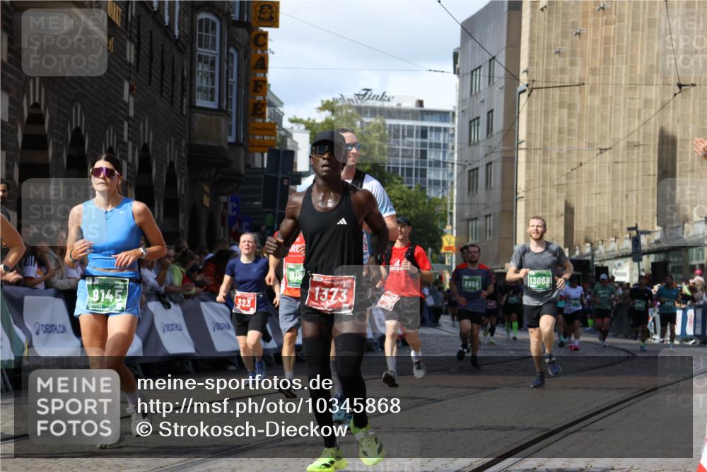 13.09.2026 - 21. swb-Marathon Bremen Strokosch-Dieckow http://msf.ph/oto/10345868 13.09.2026 13:27:55 Ziel 323, 593, 857, 940, 1006, 1373, 1574, 1932, 2345, 2668, 2686, 3013, 3460, 3521, 3970, 4421, 4496, 4593, 5081, 5220, 5290, 5358, 5557, 5616, 6067, 6306, 7110, 7358, 9727, 1343, 3480, 5360, 7926, 8188, 8656, 9145, 9167, 9168, 9543, 9881, 13069 meine-sportfotos.de