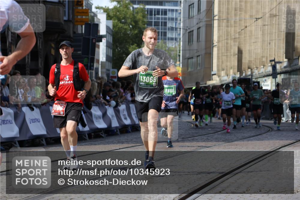 13.09.2026 - 21. swb-Marathon Bremen Strokosch-Dieckow http://msf.ph/oto/10345923 13.09.2026 13:27:57 Ziel 323, 440, 593, 857, 940, 1006, 1373, 1574, 1932, 2345, 2668, 2686, 3013, 3460, 3521, 3970, 4421, 4496, 4593, 5081, 5220, 5290, 5557, 5616, 6067, 6306, 7110, 7138, 7358, 8351, 9494, 9727, 13198, 1343, 3334, 5360, 6182, 7926, 8656, 9167, 9168, 9543, 9738, 9881, 13069 meine-sportfotos.de