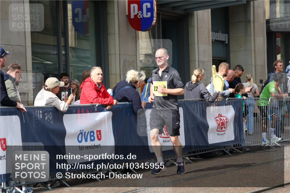 13.09.2026 - 21. swb-Marathon Bremen Strokosch-Dieckow http://msf.ph/oto/10345955 13.09.2026 11:09:57 Ziel 10169, 10361, 10362, 10706, 10751, 10890, 10963, 11080, 11382, 11725, 11732, 11933, 11957, 11982, 12117, 12207, 12293, 12550, 10234, 10299, 10386, 10417, 10435, 10645, 10696, 10737, 10785, 10990, 10991, 11119, 11383, 11437, 11441, 12449 meine-sportfotos.de