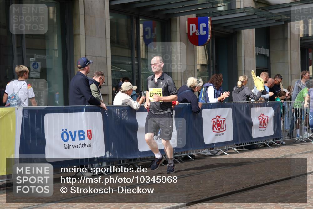 13.09.2026 - 21. swb-Marathon Bremen Strokosch-Dieckow http://msf.ph/oto/10345968 13.09.2026 11:09:58 Ziel 10169, 10361, 10362, 10706, 10751, 10791, 10890, 10963, 11080, 11382, 11725, 11732, 11933, 11957, 11982, 12117, 12207, 12293, 12454, 12550, 10234, 10299, 10417, 10435, 10645, 10696, 10737, 10751, 10785, 10990, 10991, 11119, 11383, 11437, 11441, 12449 meine-sportfotos.de