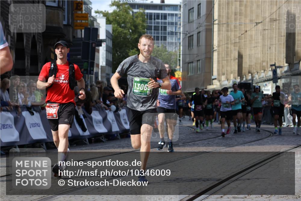 13.09.2026 - 21. swb-Marathon Bremen Strokosch-Dieckow http://msf.ph/oto/10346009 13.09.2026 13:27:57 Ziel 323, 440, 593, 857, 940, 1006, 1373, 1574, 1932, 2345, 2668, 2686, 3013, 3460, 3521, 3970, 4421, 4496, 4593, 5081, 5220, 5290, 5557, 5616, 6067, 6306, 7110, 7138, 7358, 8351, 9494, 9727, 13198, 1343, 3334, 5360, 6182, 7926, 8656, 9167, 9168, 9543, 9738, 9881, 13069 meine-sportfotos.de
