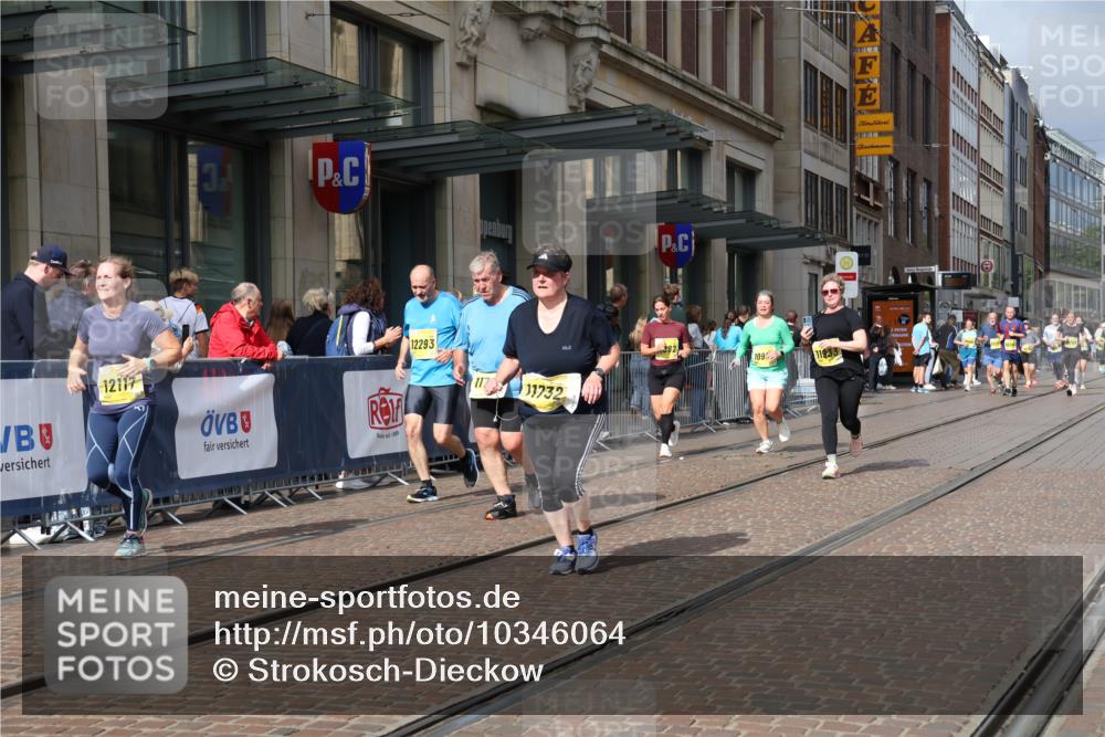 13.09.2026 - 21. swb-Marathon Bremen Strokosch-Dieckow http://msf.ph/oto/10346064 13.09.2026 11:10:01 Ziel 10002, 10169, 10361, 10362, 10706, 10719, 10791, 10890, 10963, 11080, 11382, 11725, 11732, 11933, 11957, 11982, 12117, 12207, 12227, 12293, 12454, 12550, 10299, 10435, 10645, 10696, 10737, 10751, 10990, 10991, 11119, 11383, 11437, 11441, 12449 meine-sportfotos.de