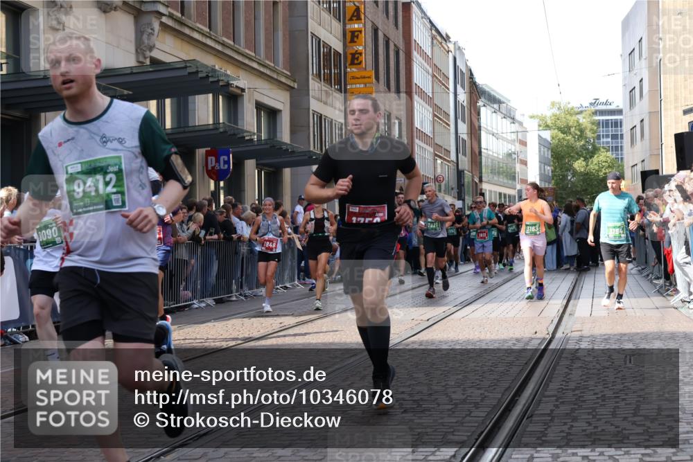 13.09.2026 - 21. swb-Marathon Bremen Strokosch-Dieckow http://msf.ph/oto/10346078 13.09.2026 13:30:06 Ziel 625, 881, 1067, 1909, 1938, 2265, 2364, 2900, 3163, 3164, 3425, 4058, 4206, 4332, 4415, 4425, 4748, 4763, 5506, 5551, 5615, 6347, 6988, 7184, 7253, 7567, 7645, 7821, 7966, 8090, 8105, 8116, 8117, 8169, 8314, 8441, 8494, 8762, 8878, 8966, 9011, 9015, 9108, 9412, 9529, 9695, 9825, 109, 454, 716, 1073, 1173, 1205, 1308, 1611, 1653, 1759, 1780, 1848, 1861, 2126, 3190, 3320, 3618, 3667, 3908, 4115, 4524, 4575, 5039, 5198, 5348, 5631, 6127, 6225, 6720, 7093, 8267, 8899, 9049 meine-sportfotos.de