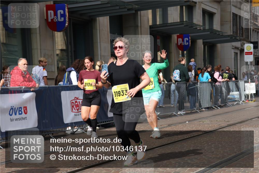 13.09.2026 - 21. swb-Marathon Bremen Strokosch-Dieckow http://msf.ph/oto/10346137 13.09.2026 11:10:04 Ziel 10002, 10169, 10247, 10361, 10362, 10422, 10706, 10719, 10768, 10791, 10890, 10963, 11080, 11300, 11382, 11725, 11732, 11933, 11957, 11982, 12117, 12227, 12293, 12454, 12550, 10299, 10435, 10645, 10737, 10751, 11119, 11383, 11437, 11441, 12207, 12449 meine-sportfotos.de