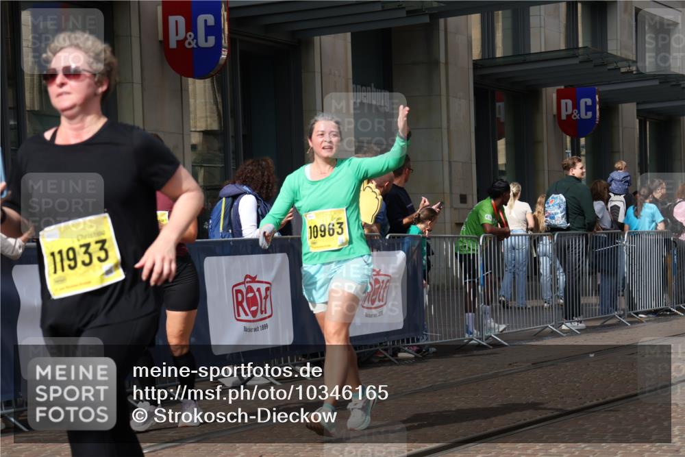 13.09.2026 - 21. swb-Marathon Bremen Strokosch-Dieckow http://msf.ph/oto/10346165 13.09.2026 11:10:04 Ziel 10002, 10169, 10247, 10361, 10362, 10422, 10706, 10719, 10768, 10791, 10890, 10963, 11080, 11300, 11382, 11725, 11732, 11933, 11957, 11982, 12117, 12227, 12293, 12454, 12550, 10299, 10435, 10645, 10737, 10751, 11119, 11383, 11437, 11441, 12207, 12449 meine-sportfotos.de