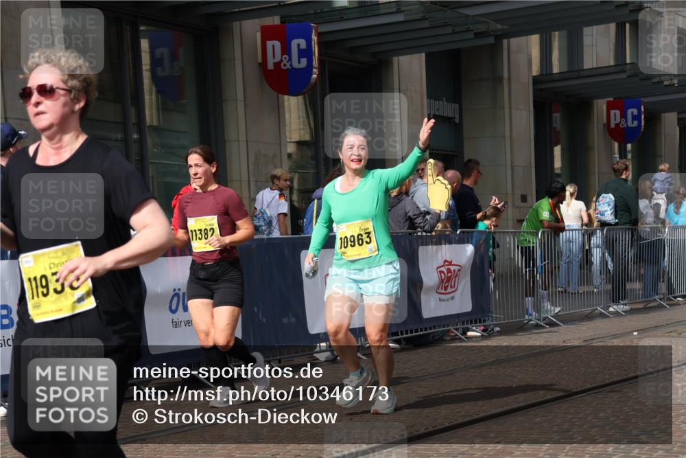13.09.2026 - 21. swb-Marathon Bremen Strokosch-Dieckow http://msf.ph/oto/10346173 13.09.2026 11:10:05 Ziel 10002, 10169, 10247, 10361, 10362, 10422, 10706, 10719, 10768, 10791, 10890, 10963, 11080, 11283, 11298, 11300, 11382, 11725, 11732, 11933, 11957, 11982, 12117, 12183, 12227, 12293, 12454, 12550, 10299, 10435, 10645, 10737, 10751, 11119, 11383, 11437, 11441, 12207, 12449 meine-sportfotos.de