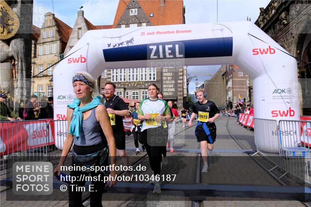 13.09.2026 - 21. swb-Marathon Bremen Tim E. http://msf.ph/oto/10346187 13.09.2026 11:16:34 Ziel 10242, 11026, 11081, 11139, 11181, 11200, 11264, 11385, 11448, 11573, 11768, 12057, 12151, 12539, 13508 meine-sportfotos.de