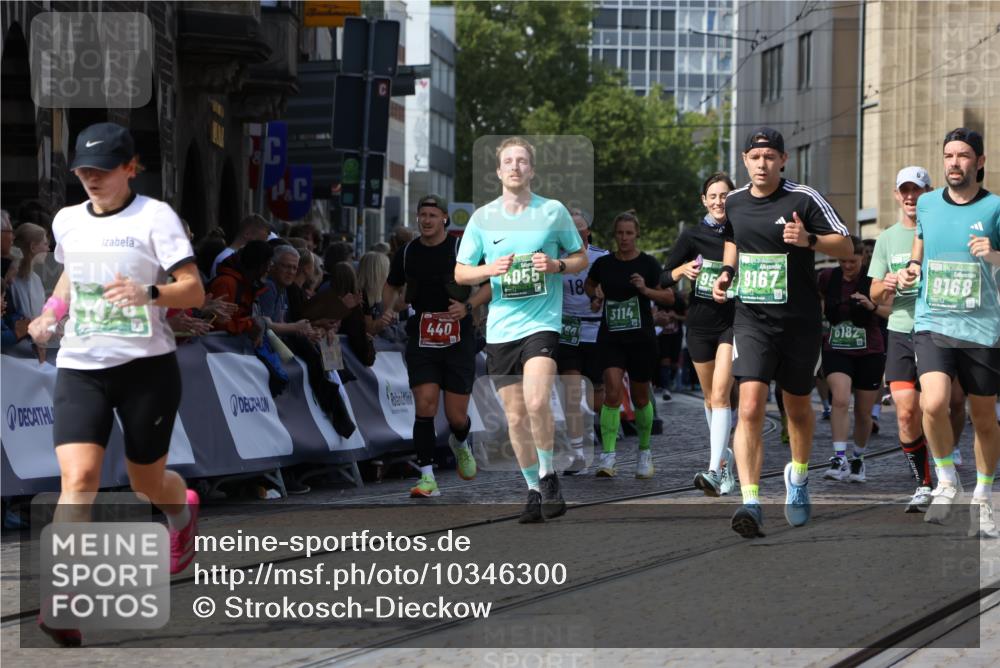 13.09.2026 - 21. swb-Marathon Bremen Strokosch-Dieckow http://msf.ph/oto/10346300 13.09.2026 13:28:05 Ziel 440, 534, 762, 857, 1456, 1932, 2686, 3013, 3135, 3460, 3576, 3970, 4106, 4133, 4265, 4421, 4496, 4593, 4744, 5081, 5462, 5557, 6067, 6468, 6522, 7042, 7138, 7358, 8351, 9067, 9494, 9727, 13198, 1460, 2977, 3114, 3334, 4506, 5250, 5360, 5889, 6182, 7926, 9167, 9168, 9543, 9738, 9881 meine-sportfotos.de