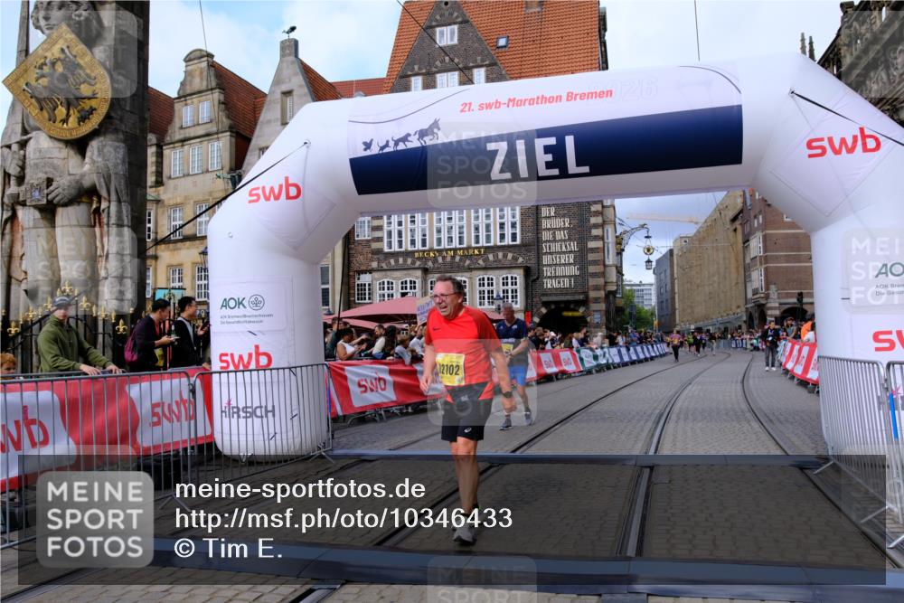 13.09.2026 - 21. swb-Marathon Bremen Tim E. http://msf.ph/oto/10346433 13.09.2026 11:16:51 Ziel 10242, 11274, 12102, 12158 meine-sportfotos.de