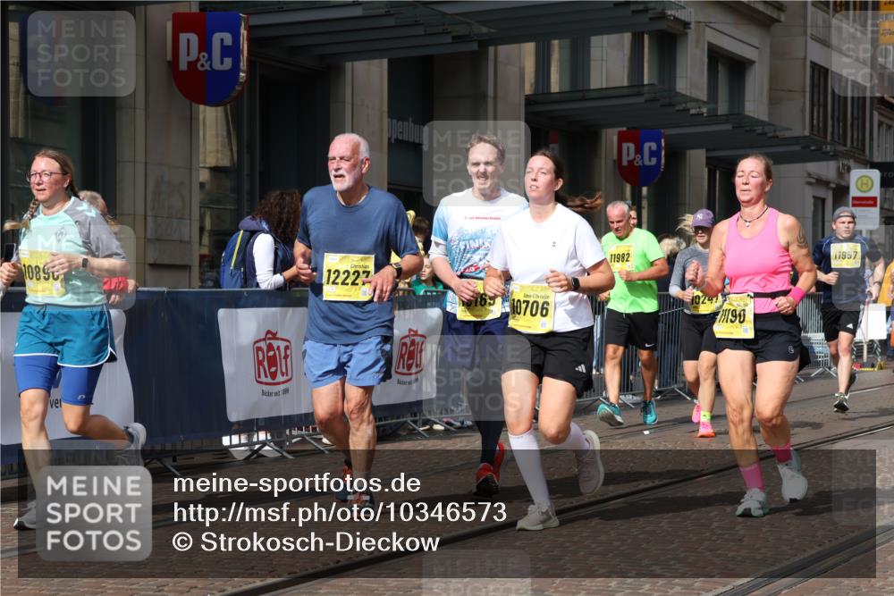 13.09.2026 - 21. swb-Marathon Bremen Strokosch-Dieckow http://msf.ph/oto/10346573 13.09.2026 11:10:14 Ziel 10002, 10169, 10247, 10361, 10362, 10422, 10706, 10719, 10768, 10791, 10890, 11047, 11080, 11283, 11298, 11300, 11309, 11382, 11583, 11736, 11846, 11957, 11982, 12183, 12227, 12454, 12550, 10299, 10435, 10751, 10963, 11119, 11441, 11725, 11732, 11933, 12117, 12207, 12293 meine-sportfotos.de