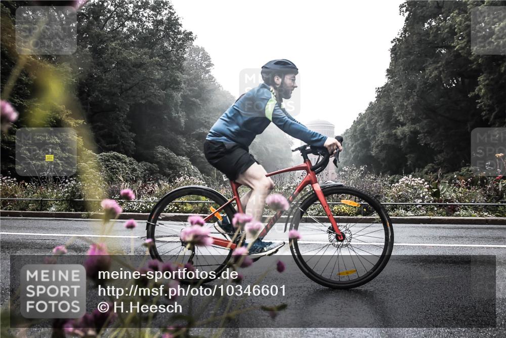 13.09.2026 - Stadtparktriathlon H.Heesch http://msf.ph/oto/10346601 13.09.2026 09:52:53 Radfahren 228, 256, 323 meine-sportfotos.de