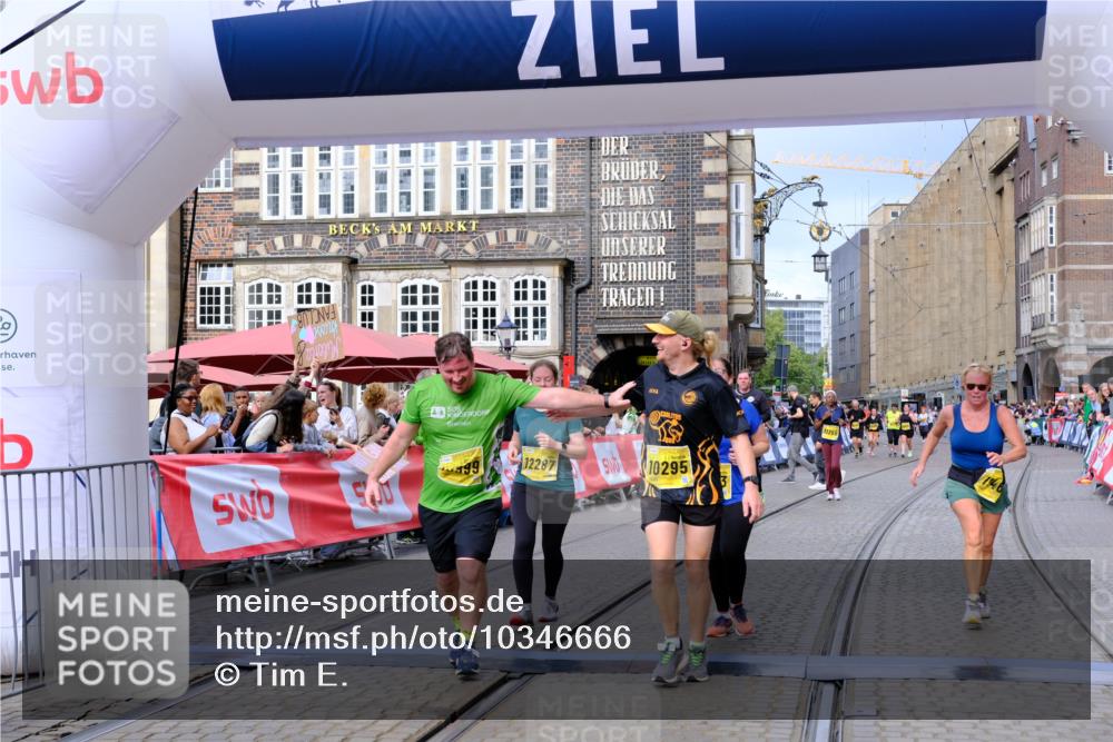 13.09.2026 - 21. swb-Marathon Bremen Tim E. http://msf.ph/oto/10346666 13.09.2026 11:17:17 Ziel 10295, 10335, 10999, 11355, 11456, 11461, 11653, 11867, 12089, 12287 meine-sportfotos.de