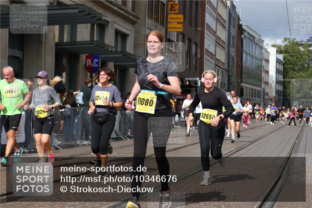 13.09.2026 - 21. swb-Marathon Bremen Strokosch-Dieckow http://msf.ph/oto/10346676 13.09.2026 11:10:16 Ziel 10002, 10169, 10247, 10361, 10422, 10706, 10719, 10768, 10791, 10890, 11047, 11080, 11283, 11298, 11300, 11309, 11327, 11583, 11736, 11846, 11957, 11982, 12183, 12227, 12454, 12550, 10299, 10361, 10362, 10435, 10751, 10963, 11119, 11382, 11725, 11732, 11933, 12117, 12207, 12293 meine-sportfotos.de