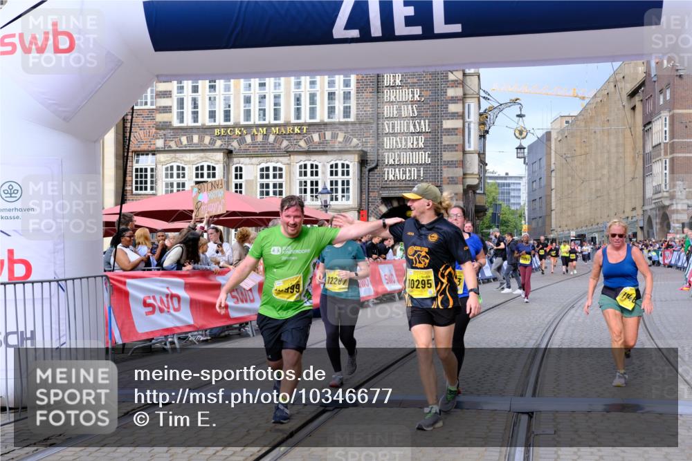 13.09.2026 - 21. swb-Marathon Bremen Tim E. http://msf.ph/oto/10346677 13.09.2026 11:17:17 Ziel 10295, 10335, 10999, 11355, 11456, 11461, 11653, 11867, 12089, 12287 meine-sportfotos.de