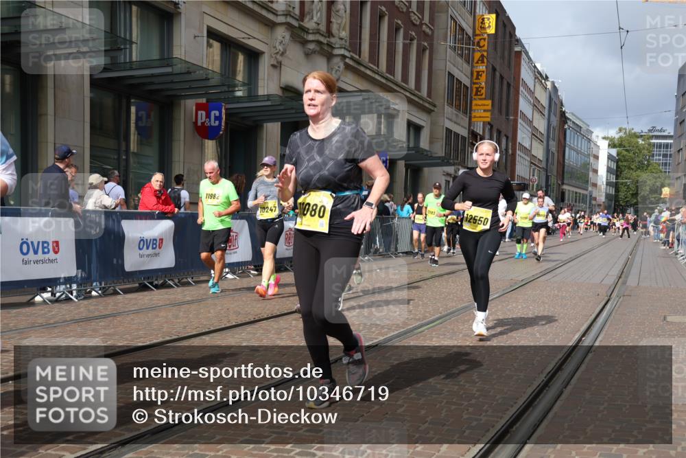 13.09.2026 - 21. swb-Marathon Bremen Strokosch-Dieckow http://msf.ph/oto/10346719 13.09.2026 11:10:17 Ziel 10002, 10169, 10247, 10422, 10706, 10719, 10768, 10791, 10890, 10911, 11047, 11080, 11283, 11298, 11300, 11309, 11327, 11513, 11583, 11736, 11846, 11957, 11982, 12183, 12227, 12454, 12550, 10299, 10361, 10362, 10751, 10963, 11080, 11119, 11382, 11725, 11732, 11933, 12117, 12207, 12293 meine-sportfotos.de