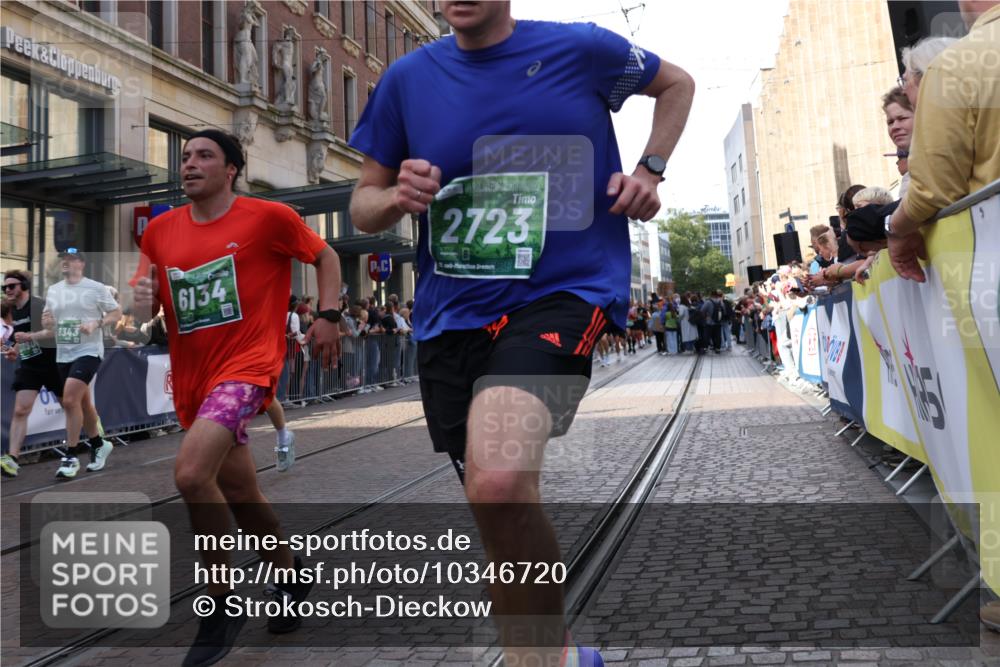 13.09.2026 - 21. swb-Marathon Bremen Strokosch-Dieckow http://msf.ph/oto/10346720 13.09.2026 13:30:24 Ziel 244, 625, 800, 834, 1067, 1533, 1771, 1841, 1926, 1941, 2369, 2452, 2723, 2985, 3163, 3425, 4206, 4251, 4332, 4342, 4415, 4425, 4748, 4757, 4920, 5506, 5551, 5600, 5681, 5802, 5822, 5900, 6134, 6343, 6347, 6523, 6988, 7012, 7253, 7567, 7645, 8116, 8117, 8762, 8878, 8966, 9011, 9108, 9290, 9507, 9653, 9692, 9695, 9699, 9767, 9825, 13090, 881, 1308, 1909, 1938, 2265, 2364, 2900, 3163, 3164, 4058, 4763, 5039, 5615, 6225, 6720, 7821, 8090, 8169, 8314, 8494 meine-sportfotos.de