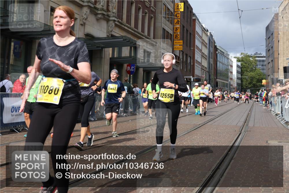 13.09.2026 - 21. swb-Marathon Bremen Strokosch-Dieckow http://msf.ph/oto/10346736 13.09.2026 11:10:17 Ziel 10002, 10169, 10247, 10422, 10706, 10719, 10768, 10791, 10890, 10911, 11047, 11080, 11283, 11298, 11300, 11309, 11327, 11513, 11583, 11736, 11846, 11957, 11982, 12183, 12227, 12454, 12550, 10299, 10361, 10362, 10751, 10963, 11080, 11119, 11382, 11725, 11732, 11933, 12117, 12207, 12293 meine-sportfotos.de