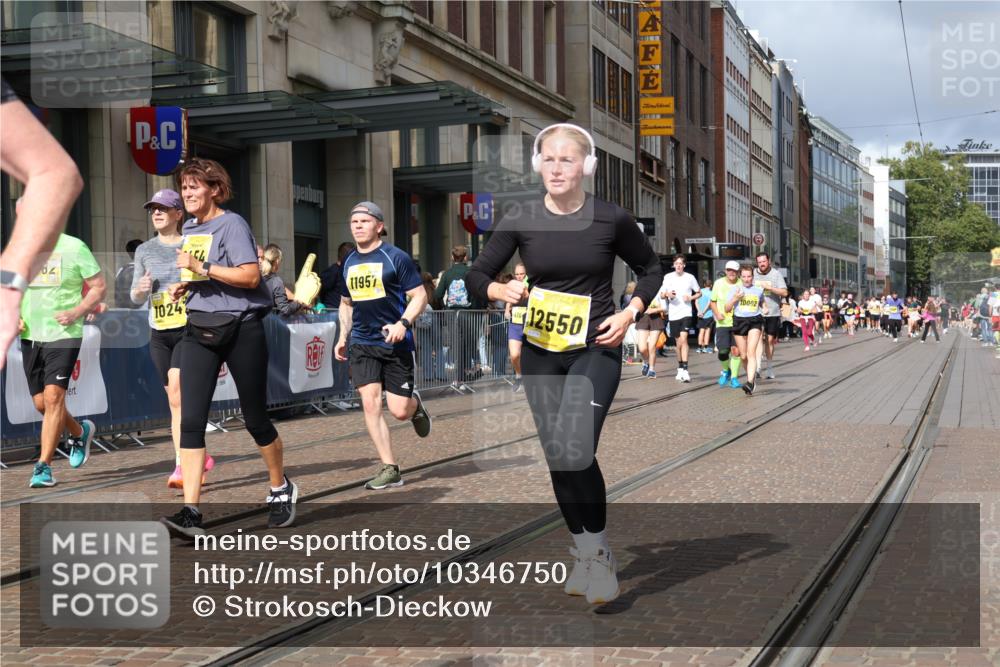 13.09.2026 - 21. swb-Marathon Bremen Strokosch-Dieckow http://msf.ph/oto/10346750 13.09.2026 11:10:18 Ziel 10002, 10169, 10247, 10422, 10461, 10462, 10706, 10719, 10768, 10791, 10890, 10911, 11047, 11283, 11298, 11300, 11309, 11327, 11513, 11583, 11736, 11846, 11957, 11982, 12183, 12227, 12454, 12550, 10299, 10361, 10362, 10706, 10751, 10963, 11080, 11119, 11382, 11725, 11732, 11933, 12117, 12207, 12293 meine-sportfotos.de
