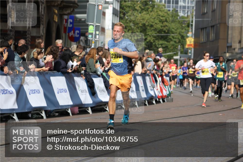 13.09.2026 - 21. swb-Marathon Bremen Strokosch-Dieckow http://msf.ph/oto/10346755 13.09.2026 10:53:15 Ziel 10304, 10714, 10734, 10827, 10863, 11038, 11238, 11282, 11386, 11575, 11766, 12019, 12338, 12369, 10448, 10757, 10780, 10821, 10886, 11168, 11379, 11590, 12040, 12056, 12275, 12308 meine-sportfotos.de