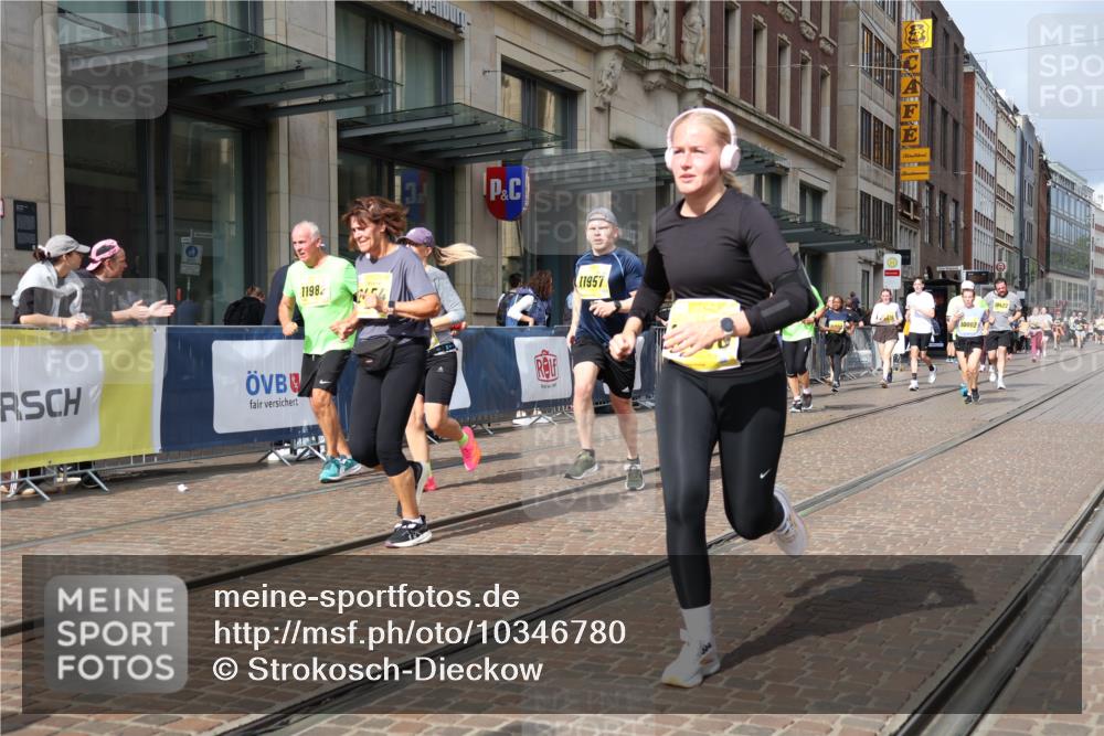 13.09.2026 - 21. swb-Marathon Bremen Strokosch-Dieckow http://msf.ph/oto/10346780 13.09.2026 11:10:18 Ziel 10002, 10169, 10247, 10422, 10461, 10462, 10706, 10719, 10768, 10791, 10890, 10911, 11047, 11283, 11298, 11300, 11309, 11327, 11513, 11583, 11736, 11846, 11957, 11982, 12183, 12227, 12454, 12550, 10299, 10361, 10362, 10706, 10751, 10963, 11080, 11119, 11382, 11725, 11732, 11933, 12117, 12207, 12293 meine-sportfotos.de