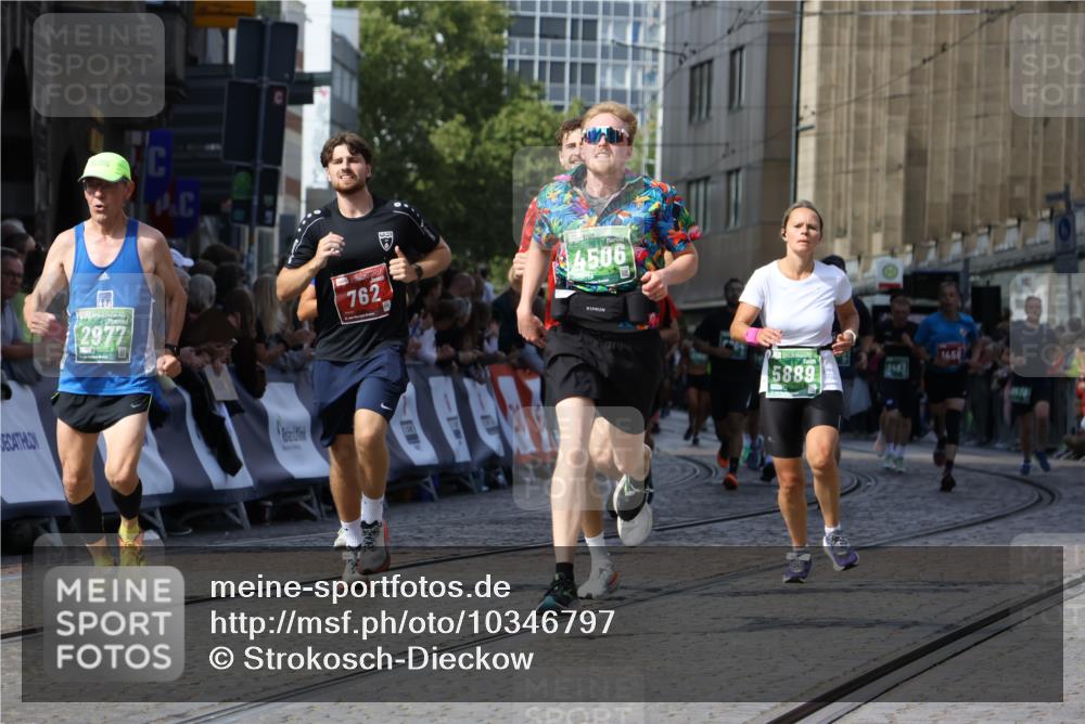 13.09.2026 - 21. swb-Marathon Bremen Strokosch-Dieckow http://msf.ph/oto/10346797 13.09.2026 13:28:12 Ziel 440, 488, 534, 762, 1343, 1456, 1932, 3135, 3480, 3576, 3970, 4106, 4133, 4265, 4496, 4744, 5462, 6067, 6468, 6522, 7042, 7138, 7358, 8188, 8351, 9067, 9145, 9494, 9727, 13069, 13198, 178, 210, 1380, 1460, 2047, 2977, 3114, 3294, 3597, 4250, 4506, 5250, 5683, 5889, 8429, 8570, 9064, 9549 meine-sportfotos.de