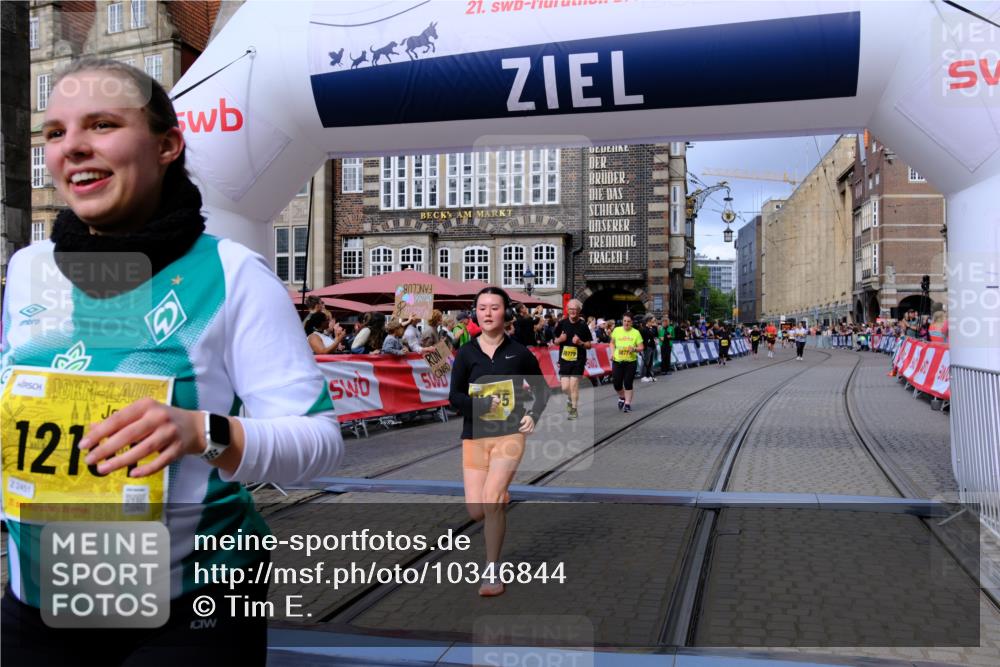 13.09.2026 - 21. swb-Marathon Bremen Tim E. http://msf.ph/oto/10346844 13.09.2026 11:17:31 Ziel 10335, 10773, 10779, 11355, 11495, 11672, 12101 meine-sportfotos.de