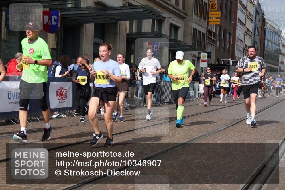 13.09.2026 - 21. swb-Marathon Bremen Strokosch-Dieckow http://msf.ph/oto/10346907 13.09.2026 11:10:22 Ziel 10002, 10148, 10247, 10422, 10461, 10462, 10719, 10768, 10791, 10911, 11047, 11283, 11298, 11300, 11309, 11327, 11335, 11465, 11513, 11583, 11736, 11756, 11846, 11982, 12183, 12227, 12454, 10169, 10361, 10362, 10706, 10751, 10890, 10963, 11080, 11382, 11725, 11732, 11933, 11957, 11982, 12117, 12207, 12293, 12550 meine-sportfotos.de