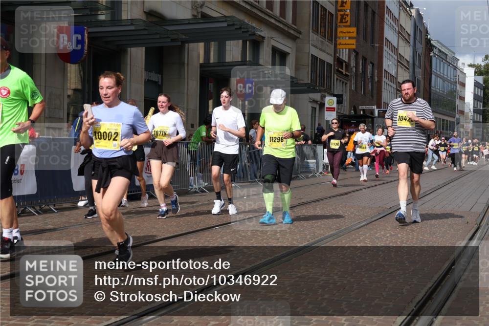 13.09.2026 - 21. swb-Marathon Bremen Strokosch-Dieckow http://msf.ph/oto/10346922 13.09.2026 11:10:22 Ziel 10002, 10148, 10247, 10422, 10461, 10462, 10719, 10768, 10791, 10911, 11047, 11283, 11298, 11300, 11309, 11327, 11335, 11465, 11513, 11583, 11736, 11756, 11846, 11982, 12183, 12227, 12454, 10169, 10361, 10362, 10706, 10751, 10890, 10963, 11080, 11382, 11725, 11732, 11933, 11957, 11982, 12117, 12207, 12293, 12550 meine-sportfotos.de