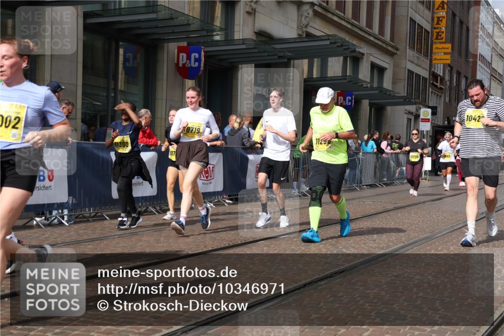 13.09.2026 - 21. swb-Marathon Bremen Strokosch-Dieckow http://msf.ph/oto/10346971 13.09.2026 11:10:23 Ziel 10002, 10148, 10247, 10422, 10461, 10462, 10547, 10719, 10768, 10791, 10911, 11047, 11283, 11298, 11300, 11309, 11327, 11335, 11465, 11513, 11583, 11736, 11756, 11846, 12183, 12227, 12454, 10169, 10361, 10362, 10706, 10751, 10791, 10890, 10963, 11080, 11382, 11725, 11732, 11933, 11957, 11982, 12117, 12207, 12293, 12454, 12550 meine-sportfotos.de
