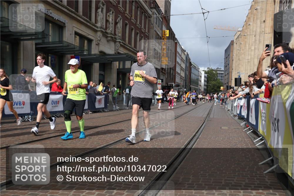 13.09.2026 - 21. swb-Marathon Bremen Strokosch-Dieckow http://msf.ph/oto/10347022 13.09.2026 11:10:24 Ziel 10002, 10148, 10163, 10247, 10422, 10461, 10462, 10547, 10719, 10768, 10911, 11047, 11283, 11298, 11300, 11309, 11327, 11335, 11465, 11513, 11583, 11736, 11756, 11846, 12183, 12227, 10002, 10169, 10361, 10362, 10706, 10719, 10791, 10890, 10963, 11080, 11382, 11725, 11732, 11933, 11957, 11982, 12117, 12207, 12227, 12293, 12454, 12550 meine-sportfotos.de