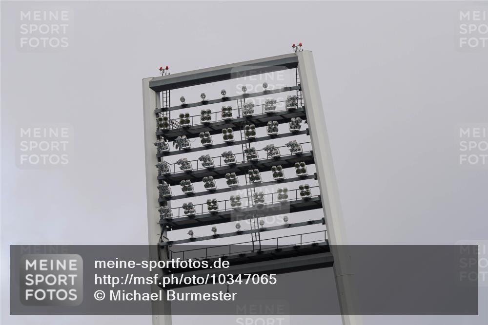 13.09.2026 - 21. swb-Marathon Bremen Michael Burmester http://msf.ph/oto/10347065 13.09.2026 10:12:20 Laufen im Stadion  meine-sportfotos.de