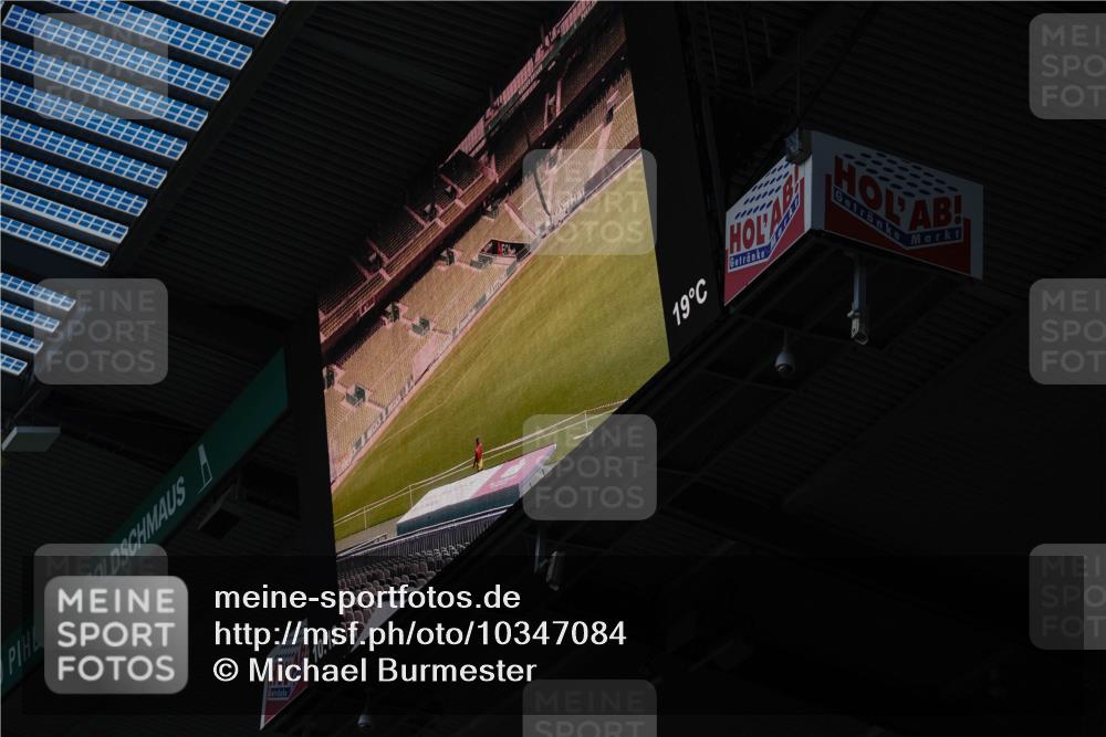 13.09.2026 - 21. swb-Marathon Bremen Michael Burmester http://msf.ph/oto/10347084 13.09.2026 10:12:53 Laufen im Stadion  meine-sportfotos.de