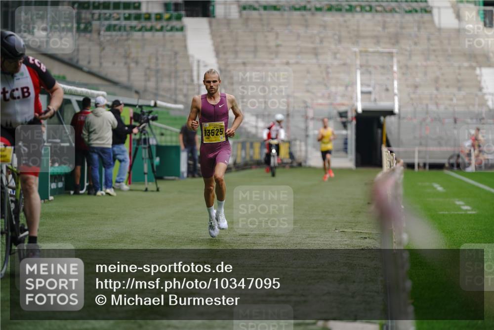 13.09.2026 - 21. swb-Marathon Bremen Michael Burmester http://msf.ph/oto/10347095 13.09.2026 10:14:28 Laufen im Stadion  meine-sportfotos.de