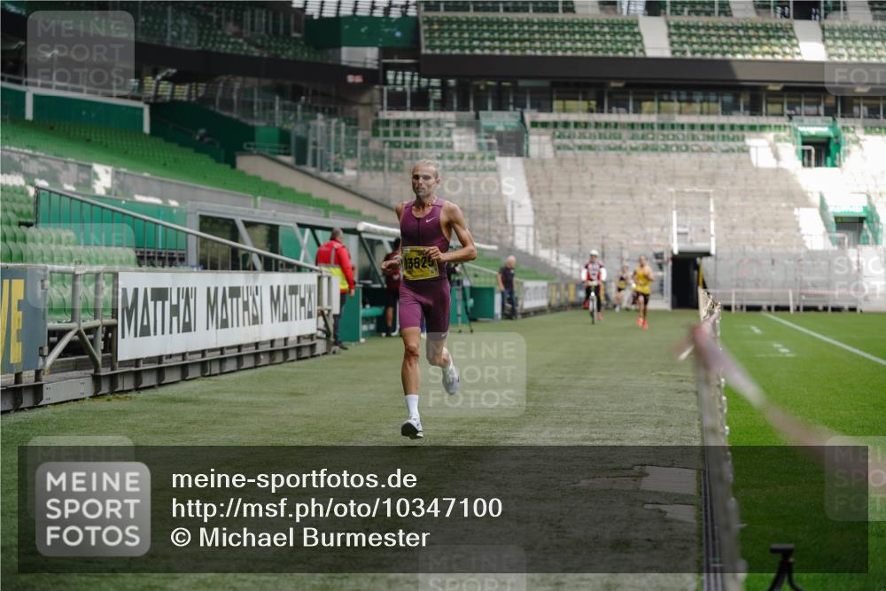 13.09.2026 - 21. swb-Marathon Bremen Michael Burmester http://msf.ph/oto/10347100 13.09.2026 10:14:30 Laufen im Stadion 13525 meine-sportfotos.de