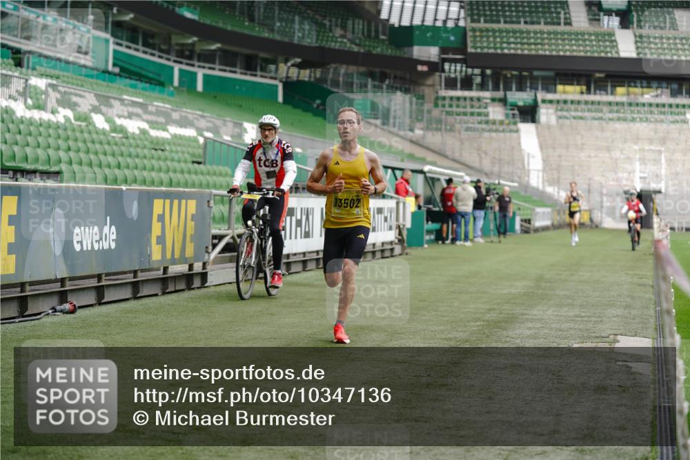 13.09.2026 - 21. swb-Marathon Bremen Michael Burmester http://msf.ph/oto/10347136 13.09.2026 10:14:41 Laufen im Stadion 13525 meine-sportfotos.de