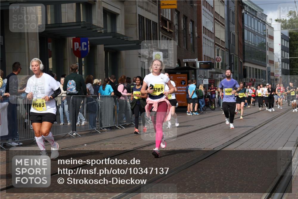 13.09.2026 - 21. swb-Marathon Bremen Strokosch-Dieckow http://msf.ph/oto/10347137 13.09.2026 11:10:28 Ziel 10148, 10163, 10461, 10462, 10547, 10768, 10792, 10911, 11043, 11047, 11283, 11298, 11300, 11309, 11327, 11335, 11465, 11513, 11583, 11736, 11756, 11846, 12183, 10002, 10169, 10247, 10361, 10362, 10422, 10706, 10719, 10791, 10890, 10963, 11080, 11300, 11382, 11725, 11732, 11933, 11957, 11982, 12117, 12227, 12293, 12454, 12550 meine-sportfotos.de