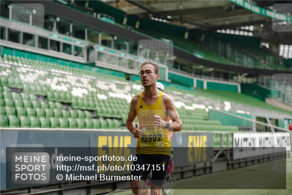 13.09.2026 - 21. swb-Marathon Bremen Michael Burmester http://msf.ph/oto/10347151 13.09.2026 10:14:42 Laufen im Stadion 13525 meine-sportfotos.de