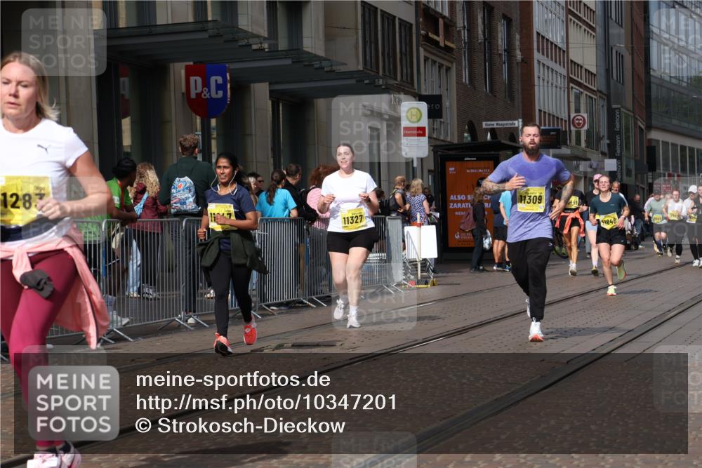 13.09.2026 - 21. swb-Marathon Bremen Strokosch-Dieckow http://msf.ph/oto/10347201 13.09.2026 11:10:29 Ziel 10148, 10163, 10461, 10462, 10547, 10768, 10792, 10841, 10911, 11043, 11047, 11237, 11283, 11298, 11309, 11327, 11335, 11465, 11513, 11583, 11736, 11756, 11846, 12183, 10002, 10169, 10247, 10361, 10362, 10422, 10706, 10719, 10768, 10791, 10890, 10963, 11080, 11300, 11382, 11725, 11732, 11933, 11957, 11982, 12117, 12227, 12293, 12454, 12550 meine-sportfotos.de