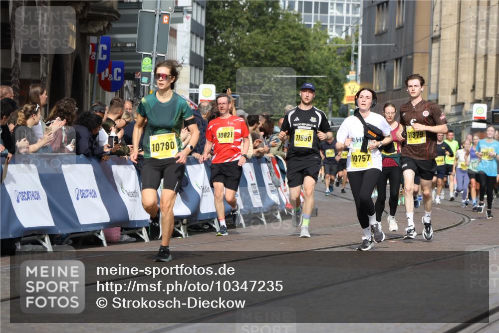13.09.2026 - 21. swb-Marathon Bremen Strokosch-Dieckow http://msf.ph/oto/10347235 13.09.2026 10:53:27 Ziel 10284, 10448, 10585, 10714, 10863, 11012, 11238, 11282, 11575, 11766, 12170, 12369, 12398, 12461, 10141, 10222, 10227, 10478, 10479, 10626, 10838, 10845, 10905, 11242, 11446, 11502, 11800, 12119, 12331, 12341, 13597 meine-sportfotos.de