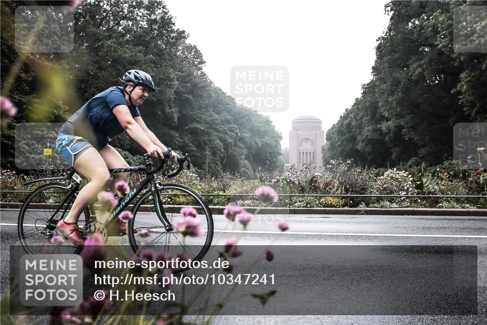 13.09.2026 - Stadtparktriathlon H.Heesch http://msf.ph/oto/10347241 13.09.2026 10:02:12 Radfahren 256, 327, 331 meine-sportfotos.de