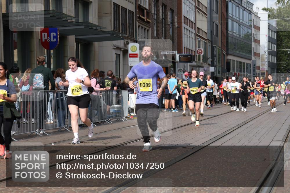 13.09.2026 - 21. swb-Marathon Bremen Strokosch-Dieckow http://msf.ph/oto/10347250 13.09.2026 11:10:31 Ziel 10148, 10163, 10461, 10462, 10547, 10653, 10792, 10841, 10911, 11043, 11047, 11237, 11309, 11327, 11335, 11465, 11513, 11583, 11736, 11756, 11846, 11993, 10002, 10169, 10247, 10361, 10362, 10422, 10706, 10719, 10768, 10791, 10890, 10963, 11080, 11283, 11298, 11300, 11382, 11725, 11732, 11933, 11957, 11982, 12117, 12183, 12227, 12293, 12454, 12550 meine-sportfotos.de