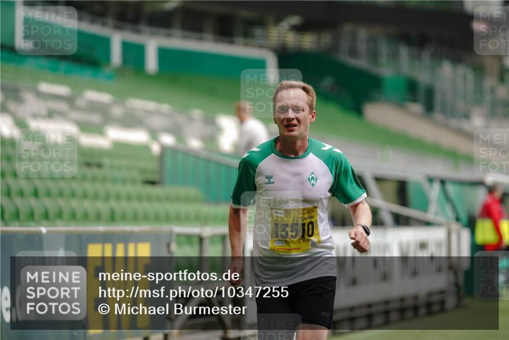 13.09.2026 - 21. swb-Marathon Bremen Michael Burmester http://msf.ph/oto/10347255 13.09.2026 10:16:21 Laufen im Stadion 10597, 12272, 13501, 13510, 13515, 13517, 13525, 13542, 13547, 13567, 13579, 13623, 13627, 13635 meine-sportfotos.de